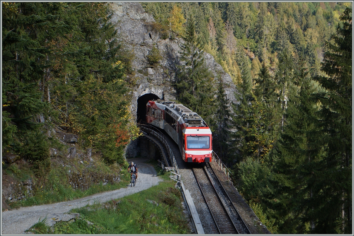 Der neue Stader TMR BDeh 4/8 N� 71 zwischen Le Tr�tien und Finhaut. Deutlich sind hier die auf diesem Abschnitt f�r die Energieversorgung verwendeten Stromschienen zu sehen. 
3. Okt. 2014