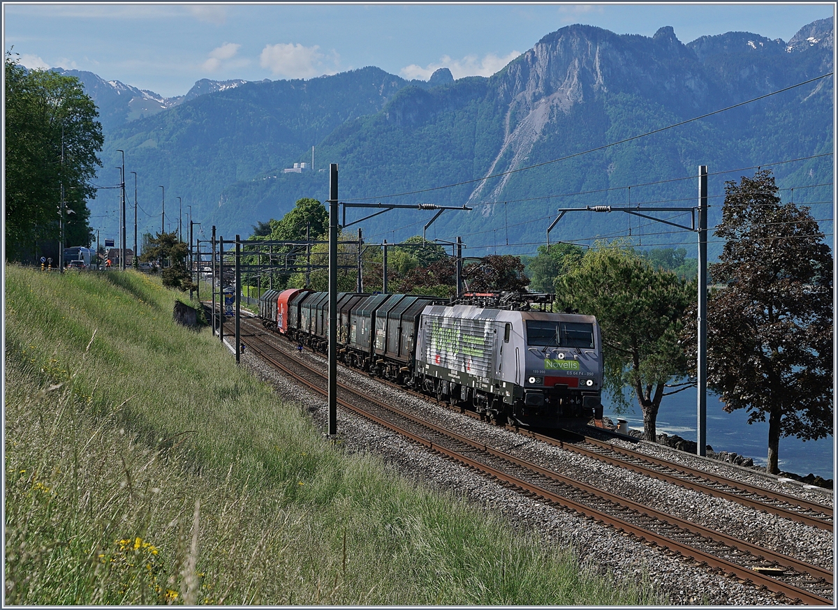 Der  Novelis  Güterzug von Sierre nach Géttignne kurz nach Villeneuve, noch mit einer 189; kurz darauf übernahm die DB den Zug der nun mit 185 geführt wird. 

8. Mai 2020