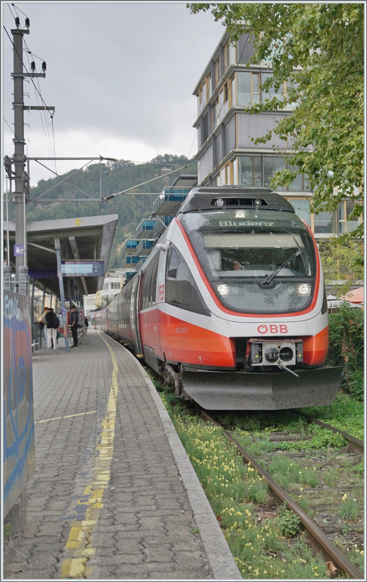 Der ÖBB 4024 136-5 wartet in der Zugausgangsstation Bregenz Hafen auf die Abfahrt nach Bludenz. 

14.09.2022 
