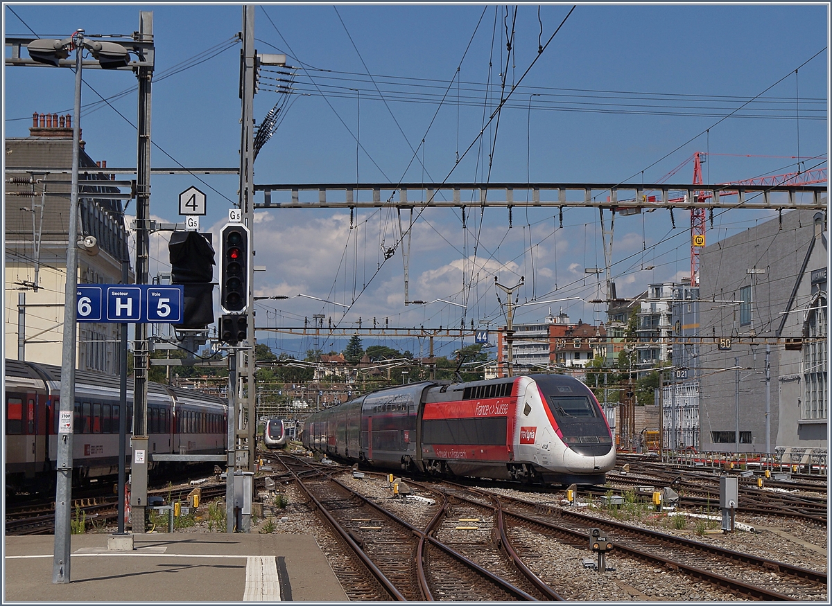 Der von Paris (via Dijon) in Lausanne angekommen TGV Lyria 9261 wird in die Abstellgruppe gefahren, wo bereits ein weiterer TGV steht.

13. Juli 2020