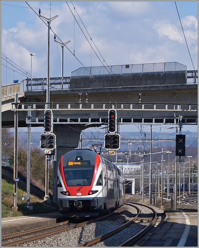 Der RABDe 511 111 als RE 2719 von Gen�ve nach Vevey f�hrt in Lonay-Preveranges ohne Halt durch. Die Haupt und Vorsignale 4X und 4W werden in B�lde durch neuen Signale im Hintergrund ersetzt.
5. M�rz 2014