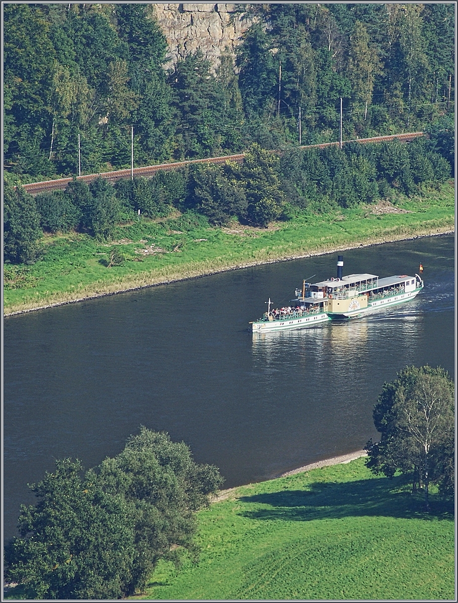 Der Radschaufeldampfer  Pirna  ist in der Schwächlichen Schweiz auf der Elbe unterwegs. 

22. Sept. 2010