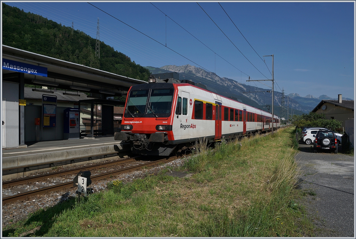 Der Regioalps Regionalzug 6111 von St-Gingolph nach Brig erreicht den Bahnhof von Massonggex. 


25. Juni 2019 