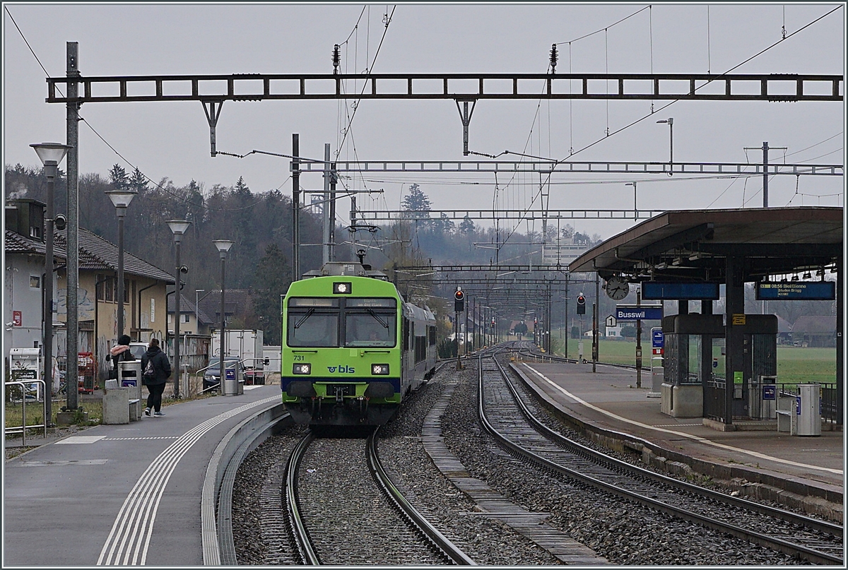 Der Regionalzug nach Büren an der Aare erreicht Busswil. 

18. April 2021