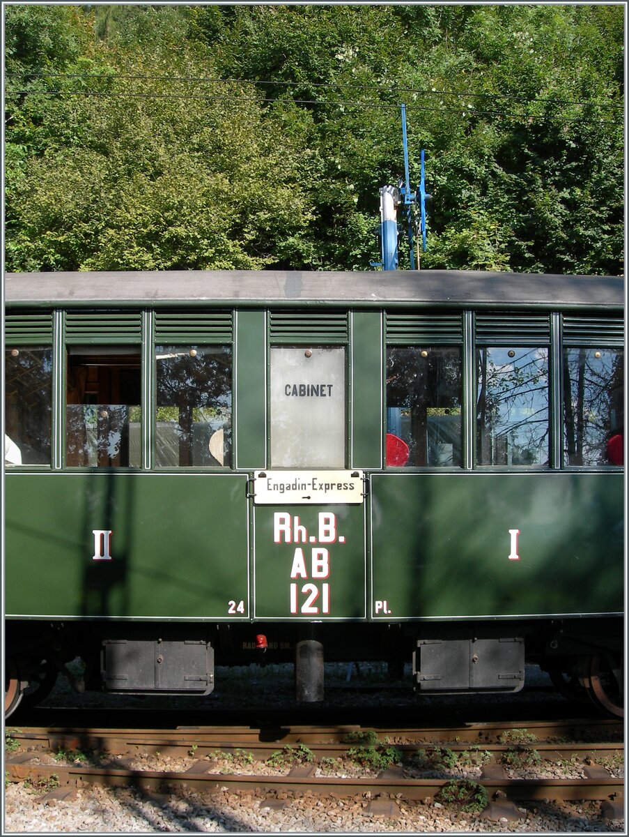 Der Rh.B. AB 121 mit dem  Cabinet  zwischen der I. und II. Klasse - und das Rohr erklärt anschlaulich die Funktionsweise des  Cabinet .

Chaulin, den 21. Sept. 2024  