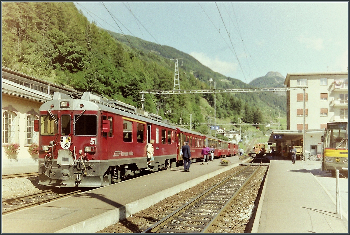 Der RhB Bernina Bahn ABe 4/4 III N° 51  Poschiavo  wartet im Bahnhof von Poschiavo auf die Weiterfahrt. 

Analog Bild vom im Sept. 1993