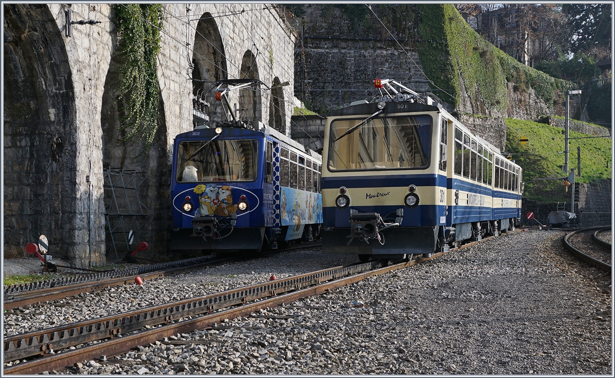 Der Rochers de Naye Bhe 4/8 302 erreicht Montreux, während der Beh 4/8 301 auf den nächsten Einsatz wartet. Dieses Jahr wurde der  Weihnachtsmarkt -Verkehr abgespeckt: auf das Weihnachtsdorf in Caux wurde verzichtet (und somit auf den Halbstundentakt Montreux - Caux) und der Samichlaus kommt dieses Jahr nach 11 Monaten Ferien in den Genuss einer Fünf-Tage Woche (Mi-SO) und so hat er ausgerechnet am 6. Dez. frei...
6. Dez. 2016