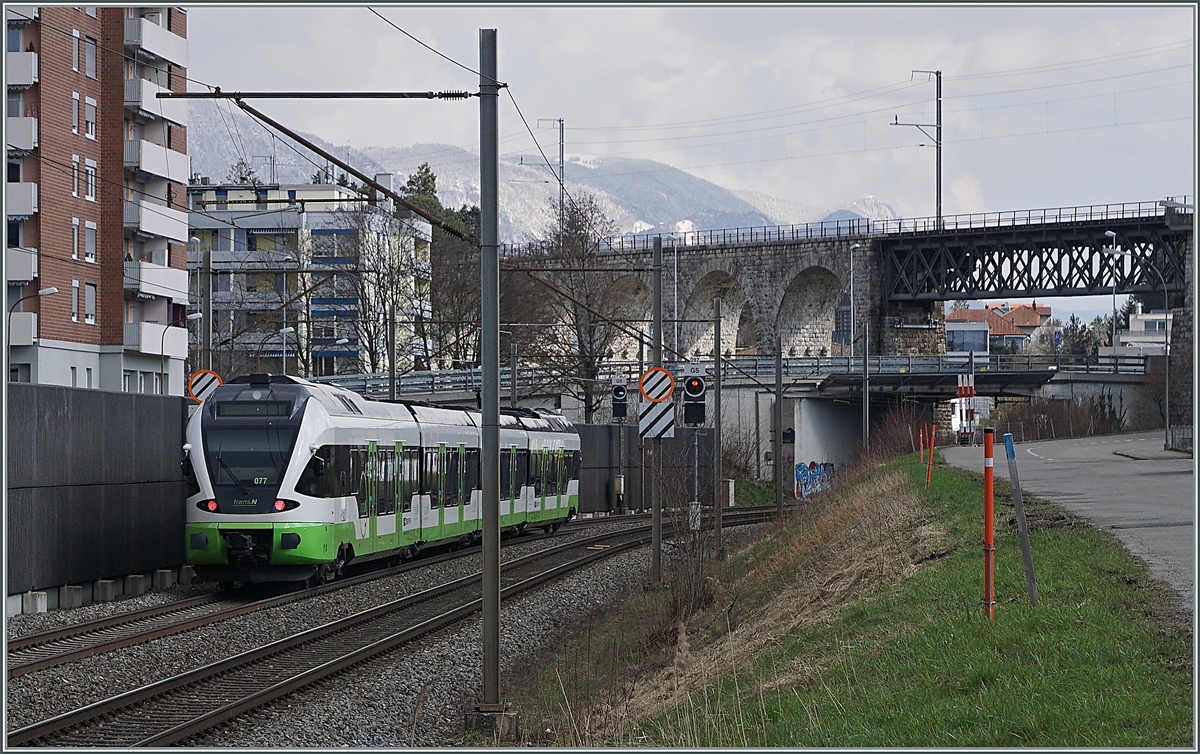 Der von der SBB an die TransN vermietete RABe 523 077 ist in Folge von Bauarbeiten mit Streckensperrung zwischen Neuchâtel und La Chaux de Fonds zwischenzeitlich wieder bei der SBB unterwegs, hier als Regionalzug von Biel nach Olten in Grenchen. 

19. März 2021