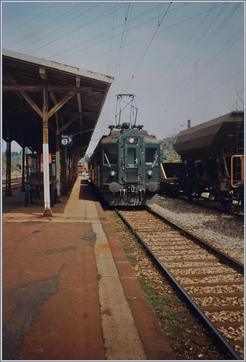 Der SBB BDe 4/4 1624 wartet (mit seinem Bt) in Puidoux-Chexbres auf die Rückfahrt nach Vevey.
Sommer 1993