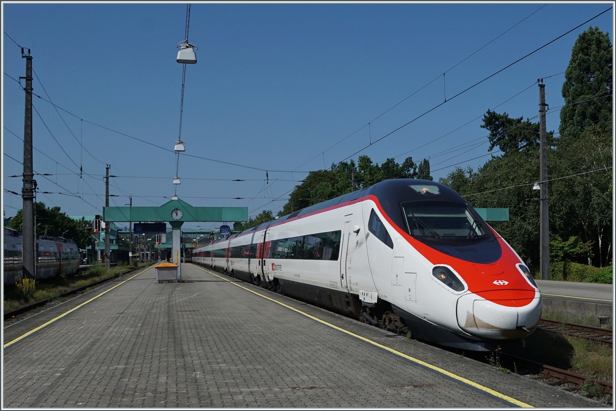 Der SBB ETR 610 005 verlässt als EC von Zürich nach München den Bahnhof von Bregenz.

14. August 2021
