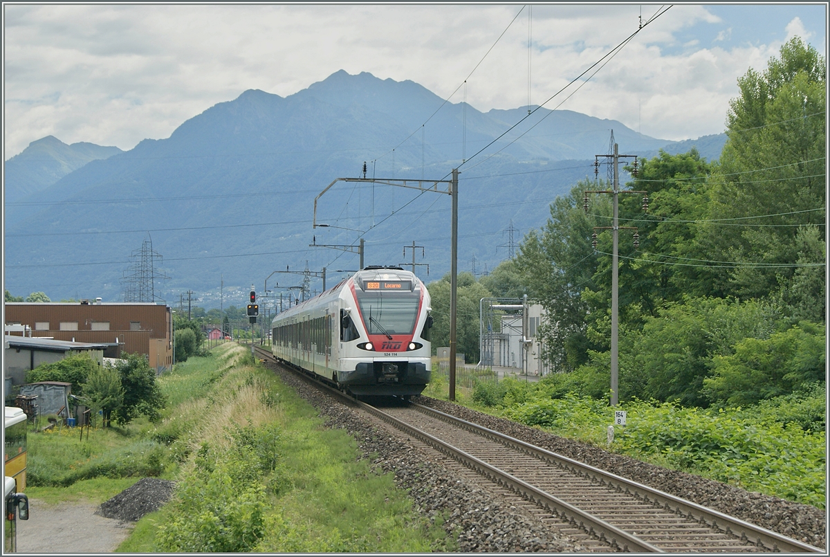 Der SBB FFS RABe 524 158 auf der Fahrt nach Locarno erreicht den Halt Riazzino. Im Hintergrund ist der alte Bahnhof und die heutige Kreuzungsstation zu erkennen.

Zur Zeit wird die Strecke auf Teilabschnitten mit einem zweiten Gleis ausgestattet. 

21. Juni 2015