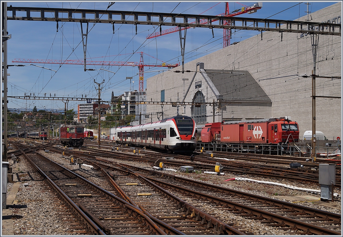 Der SBB FLIRT RABe 523 025 erreicht aus Richtung Renens VD kommend den Bahnhof von Lausanne. 

26. Mai 2020
