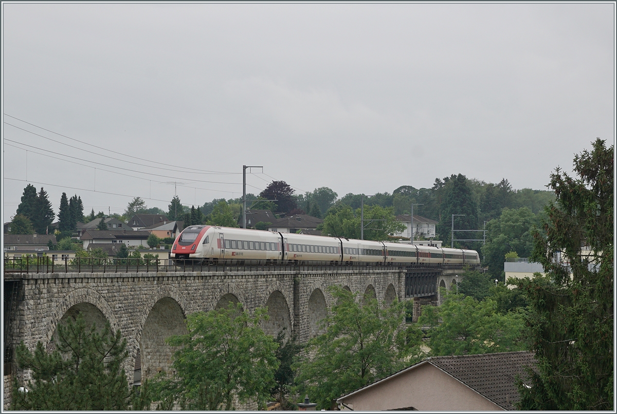 Der SBB ICN 500 035  Niklaus Riggenbach  ist als IR51 1614 auf dem 285 Meter langen Mösli Viadukt kurz nach der Abfahrt in Grenchen Nord auf dem Weg nach Biel/Bienne.

4. Juli 2021