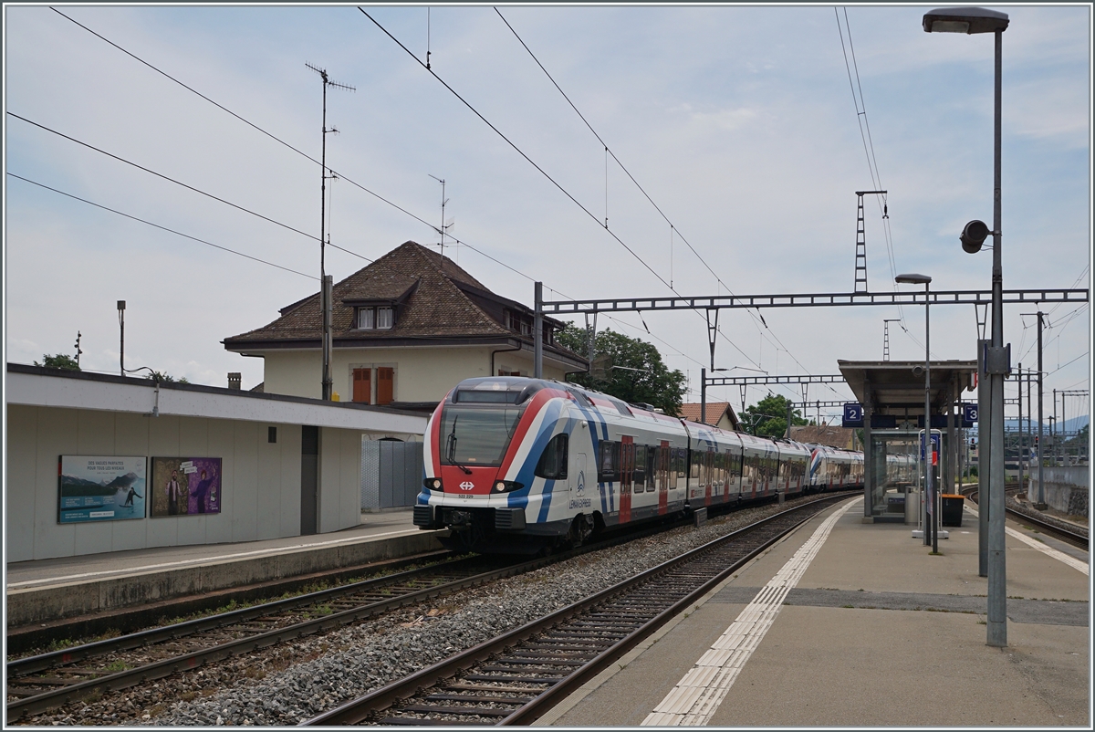 Der SBB LEX RABe 522 229 und ein weiterer erreichen Versoix.

28. Juni 2021