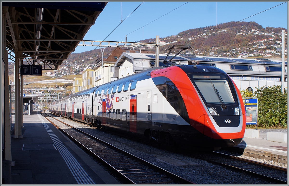 Der SBB RABDe 502 007 (94 85 0 502 007-3 CH-SBB) wartet in Vevey auf die Weiterfahrt nach Puidoux (die direkte Strecke nach Lausanne ist infolge Bauarbeiten gesperrt) und kam dabei vor den nun renovierten Fabrikgebäude der Ateliers de constructions mécaniques de Vevey (ACMV) zum stehen. 1842 gegründet und war dieses Werk im Laufe der Zeit hauptsächlich in der Hydraulik aktiv, der Bau von Eisenbahnfahrzeugen wurde 1948 in Villeneuve aufgenommen. 1992 wurde Der Hauptsitz in Vevey geschlossen und Bombardier übernahm die Werkhallen in Villeneuve.

6. November 2021
