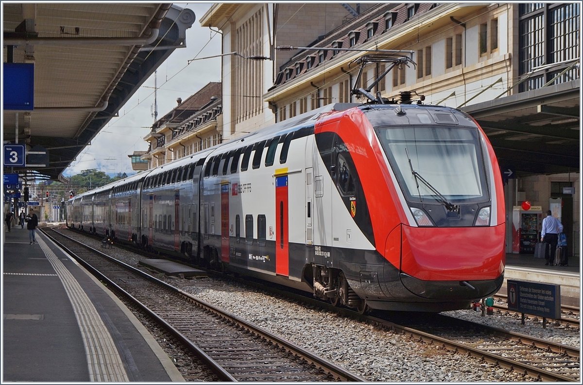 Der SBB RABe 502 207 (UIC 94 85 0 502 207-9 CH-SBB)  Stadt BERN  auf Testfahrt in Lausanne. Die Front dieses Twindexx-Zugs weist eine etwas abweichende, aber gefällige Lackierung auf. 

19. Juni 2020