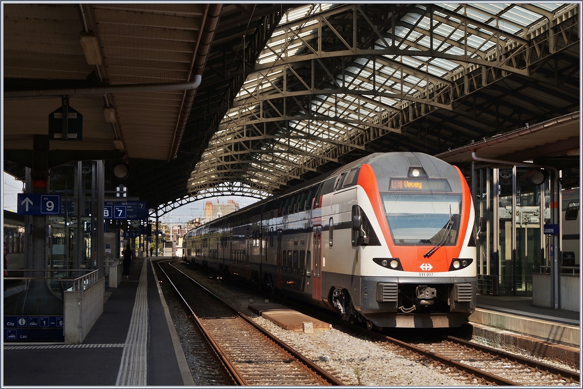 Der SBB RABe 511 017 als RE nach Vevey bei seinem Halt in Lausanne. 

21. Juli 2020