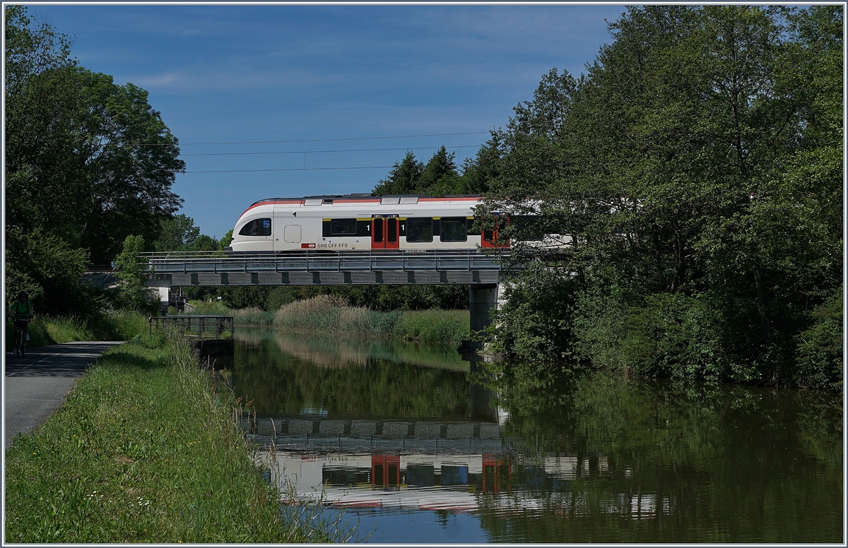 Der SBB RABe 522 205 auf der Fahrt nach Meroux beim Überqueren des Rhein-Rhone Kanal bei Bourogne. 

1. Juni 2019
