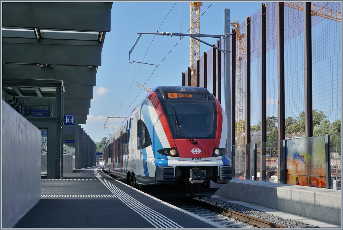 Der SBB RABe 522 220 in  Léman Express  Farben wartet als Regionalzug nach Genève in Lancy Pont Rouge auf die Abfahrt.
19. Juni 2018