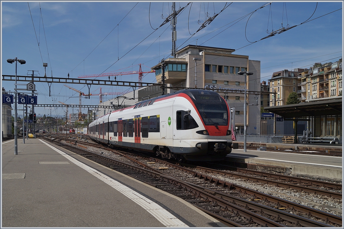 Der SBB RABe 523 024 erreicht von Grandson kommend sein Zeil Lausanne. 

17. April 2020