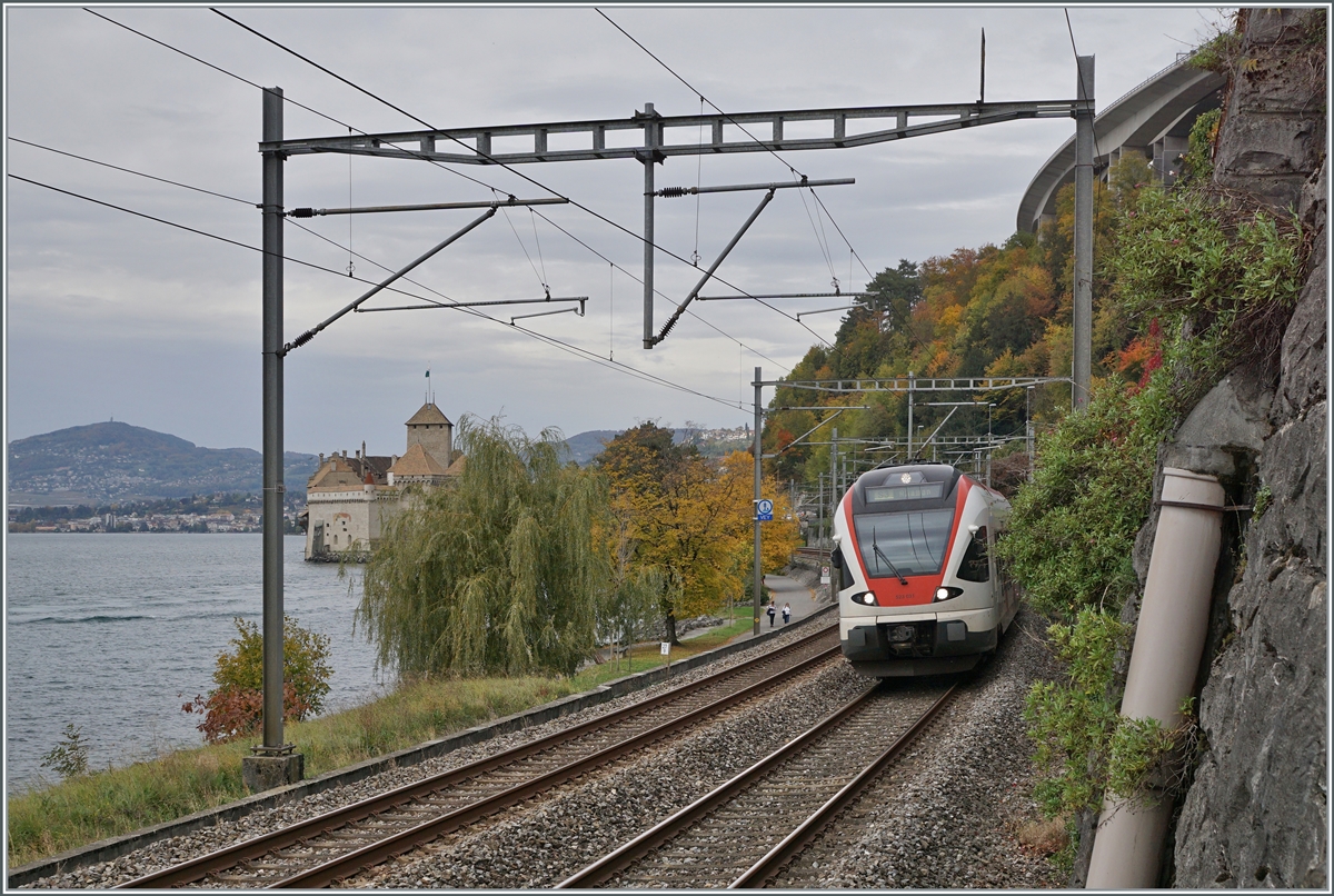 Der SBB RABe 523 031 auf der Fahrt nach Villeneuve beim Château de Chillon. 

21. Okt. 2020