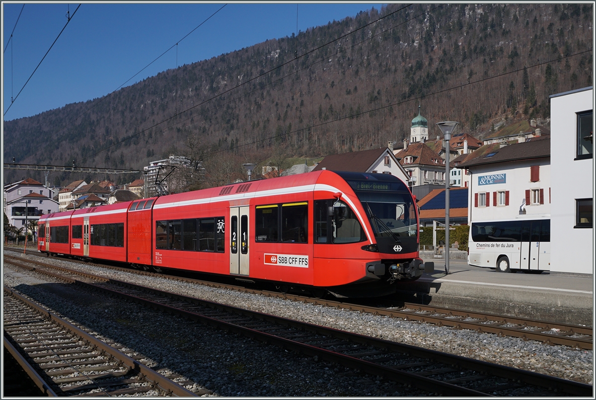 Der SBB RABe 526 285 erreicht als Regionalzug 7217 von La Chaux-de-Fonds nach Biel/Bienne den Bahnhof St-Imier.
18. März 2016