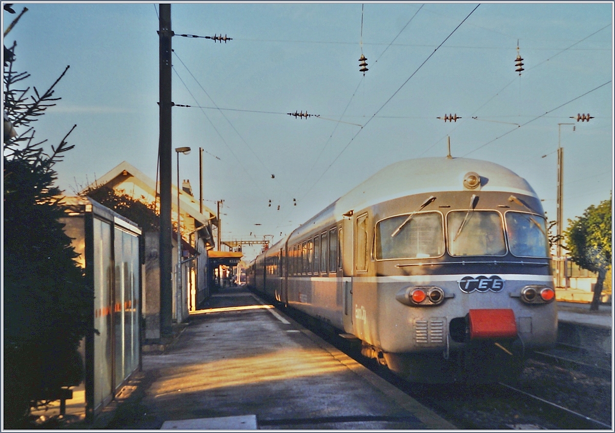 Der SBB RAe TEE II, am Ende seiner Laufbahn der edlen TEE Farbgebung beraubt und als  RABe TEE II  unterwegs, hat TGV Anschlusszug von Bern Frasne erreicht.

Oktober 1999