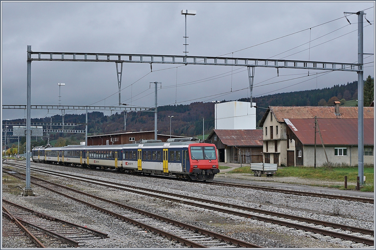 Der SBB RBDe 562 NPZ bei der Durchfahrt im Grenzbanhof Les Verrières auf dem Weg nach Frasne (Frankreich) für den TGV Anschluss nach Paris Gare de Lyon. 

29. Okt. 2019