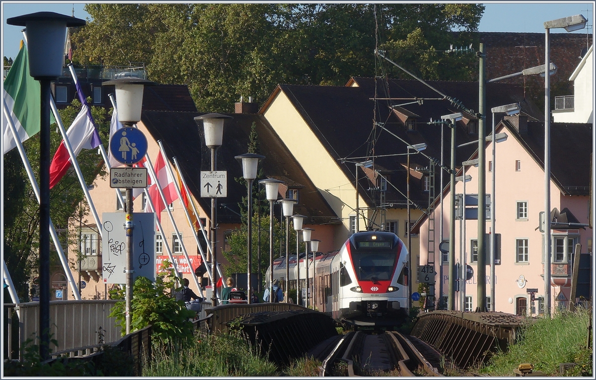 Der SBB Seehas RABe 521 201 erreicht die Rheinbrücke in Konstanz. 

19. Sept 2019