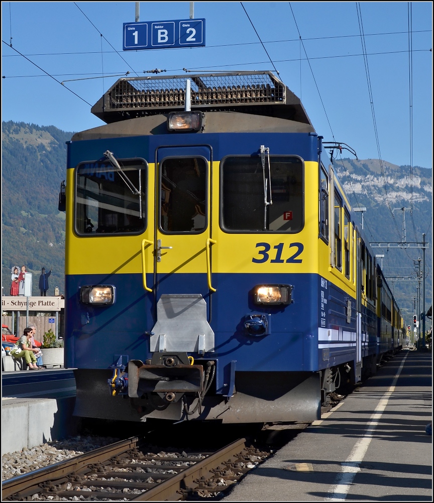 Der scheinbar unendlich lange Zug der Berner Oberlandbahn f�hrt nach Wilderswil ein, angef�hrt von Triebwagen ABeh 4/4 II 312. Oktober 2011.