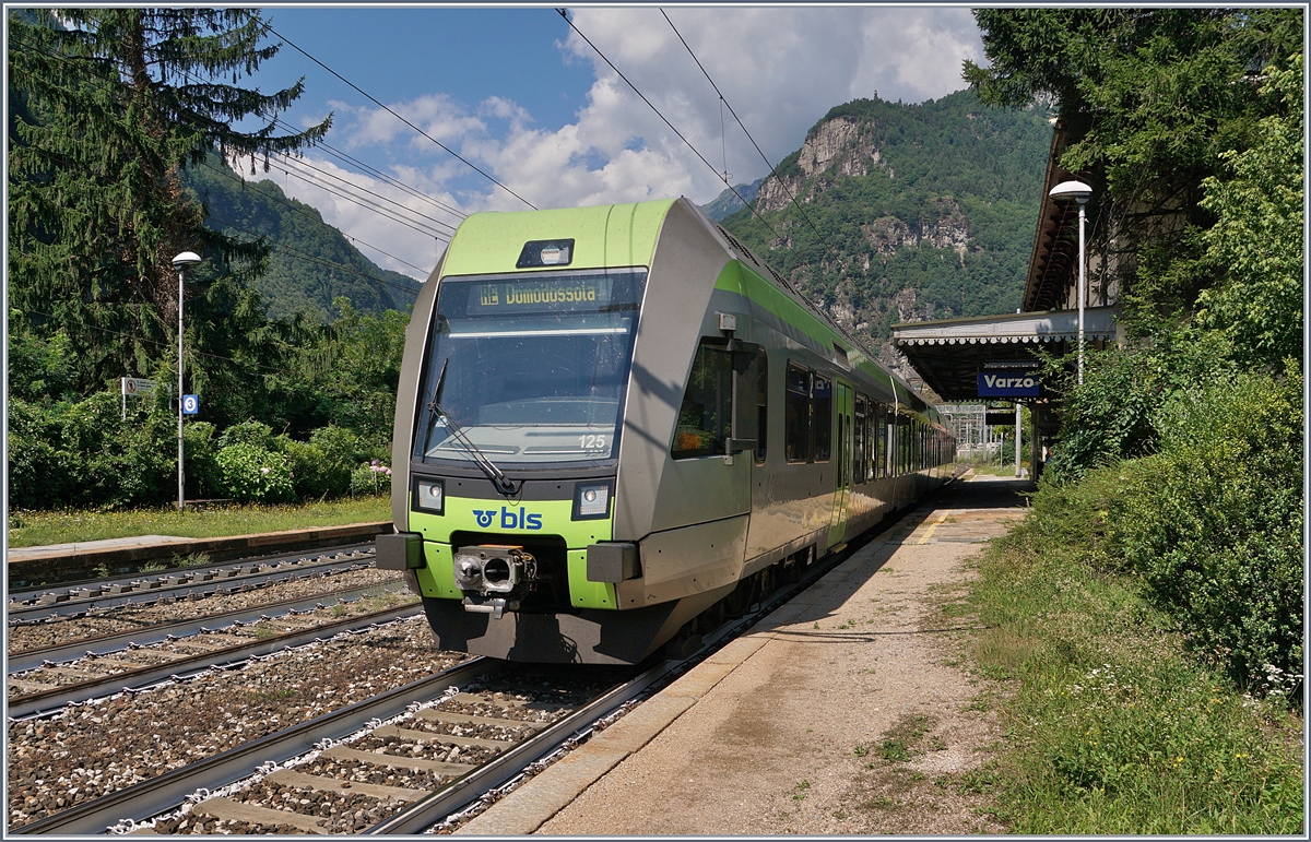 Der sehr stark besetzte BLS RABe 535 125 verlässt als RE 4265 nach einem kurzen Halt den Bahnhof Varzo Richtung Domodossola.
22. Juli 2017