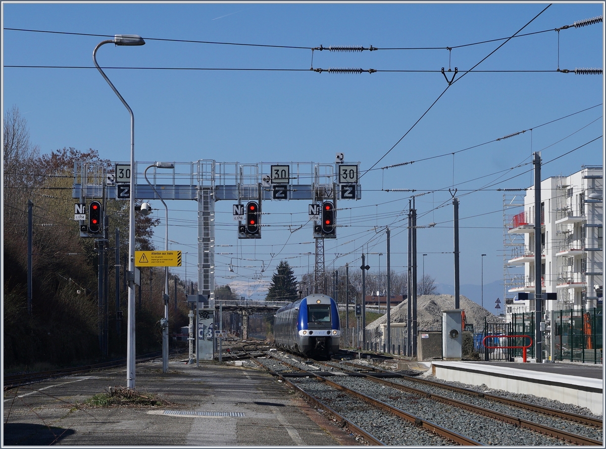 Der SNCF Triebzug 82667 erreicht Evain.

23. Mrz 2019