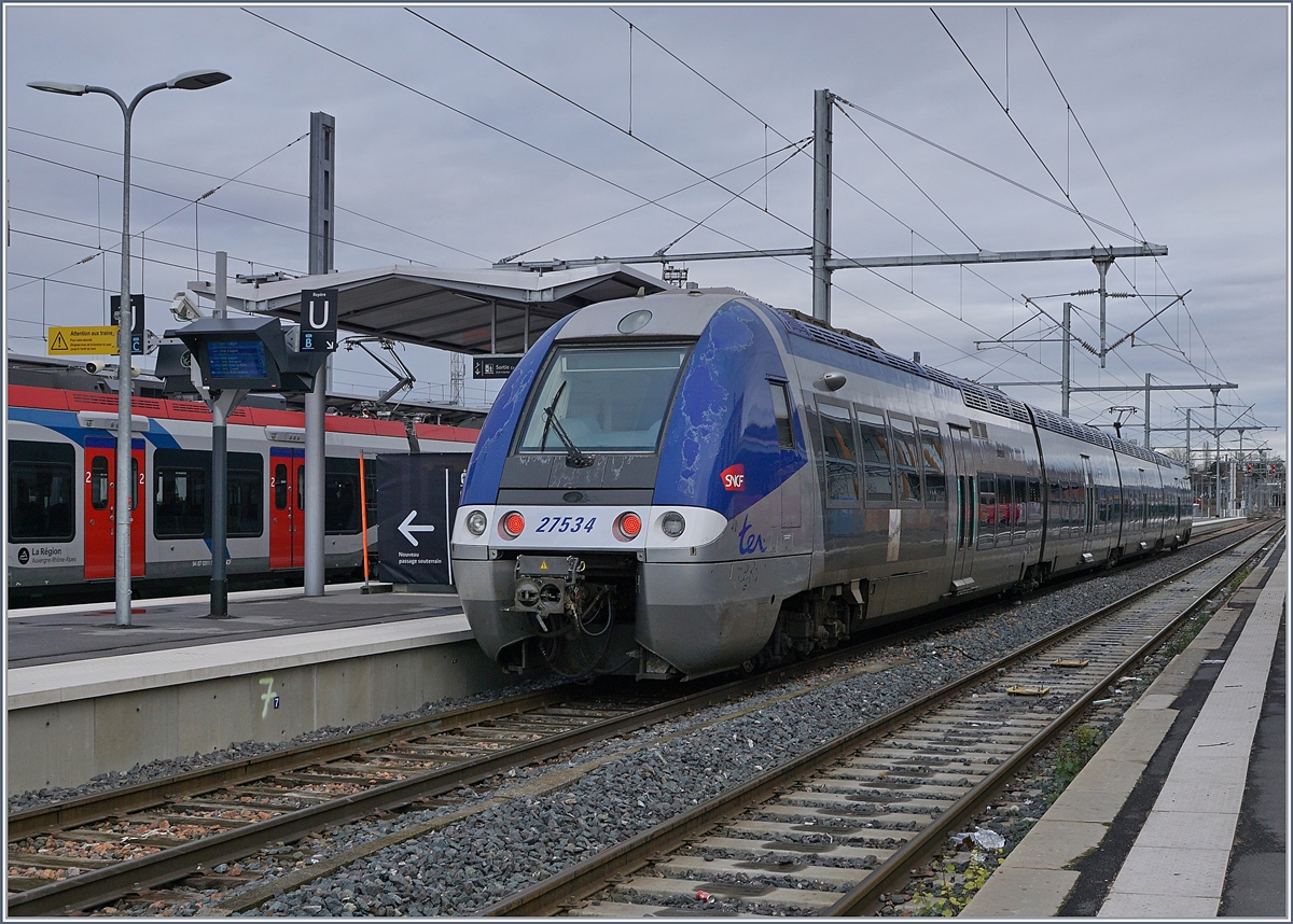 Der SNCF Z 27534 wendet in Annemasse. 

15. Dez. 2019