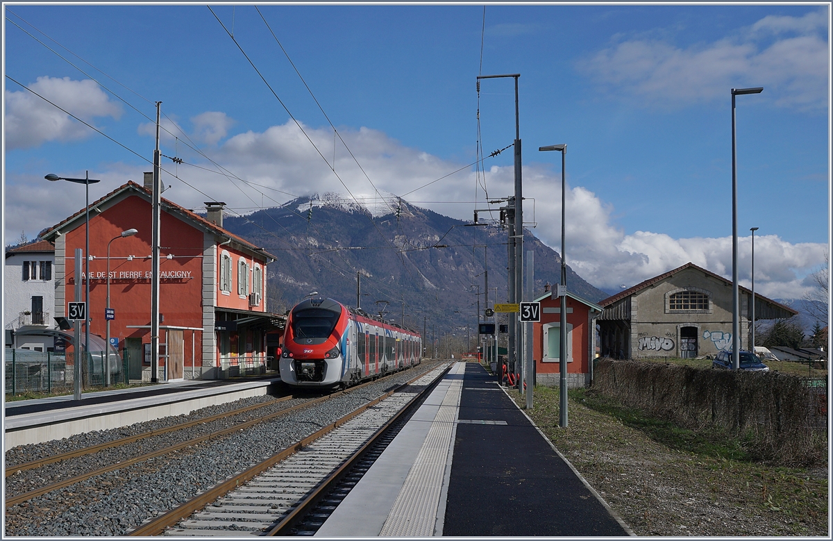Der SNCF Z 31 531 M auf dem Weg Coppet nach St-Gervais-le-Bains-Le Fayet als L3 Lman Expresse beim Halt in Saint-Pierre-en-Faucigny.

21. Februar 2020