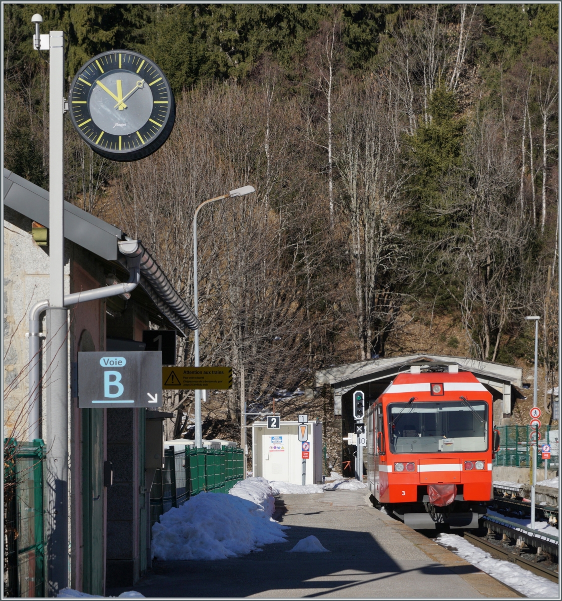 Der SNCF Z 800 003 (94 87 0000 806-3) ist als TER 18959 von Les Houches nach Vallorcine unterwegs und verlässt den Bahnhof von Montroc-le-Planet.

26. Dez. 2025