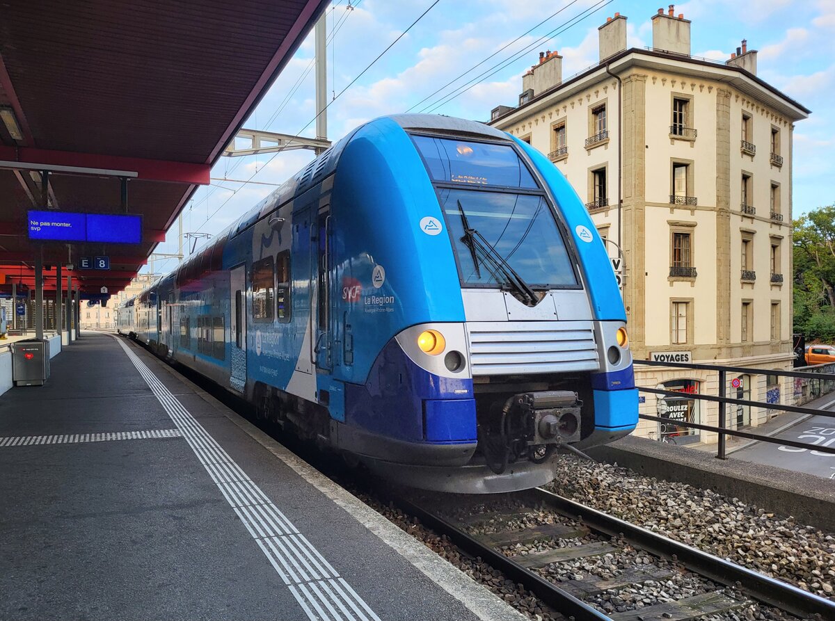 Der SNCF Z24606 ist als TER von Grenoble kommend  in Genève  eingetroffen.
26 August 2024