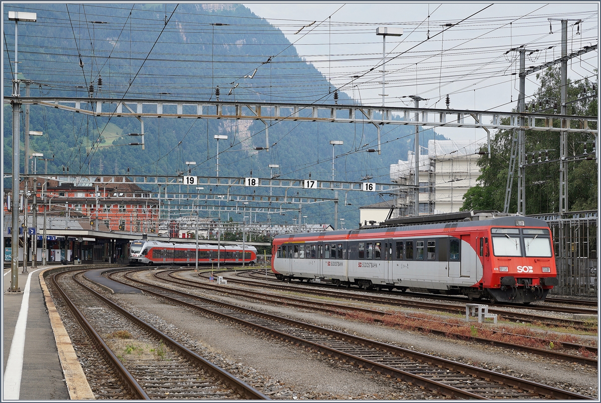 Der SOB RBDe 94 85 7 566 076-6 CH-SOB mit seinem ABt 50 85 800 35 176-7 CH-SOB in Arth Goldau.

24. Juni 2018