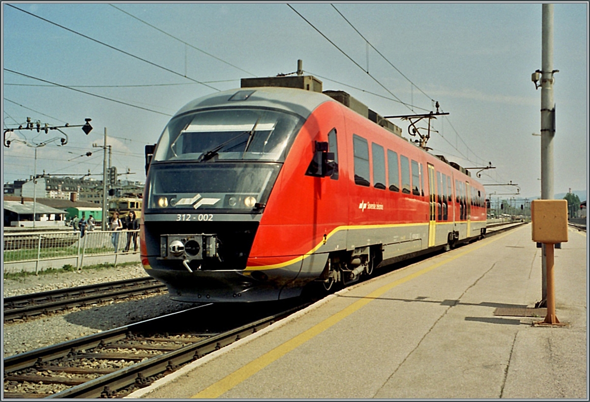 Der SZ  Desiro  312-002 steht in Ljuljana zur Abfahrt bereit.

Analogbild, 3. Mai 2001