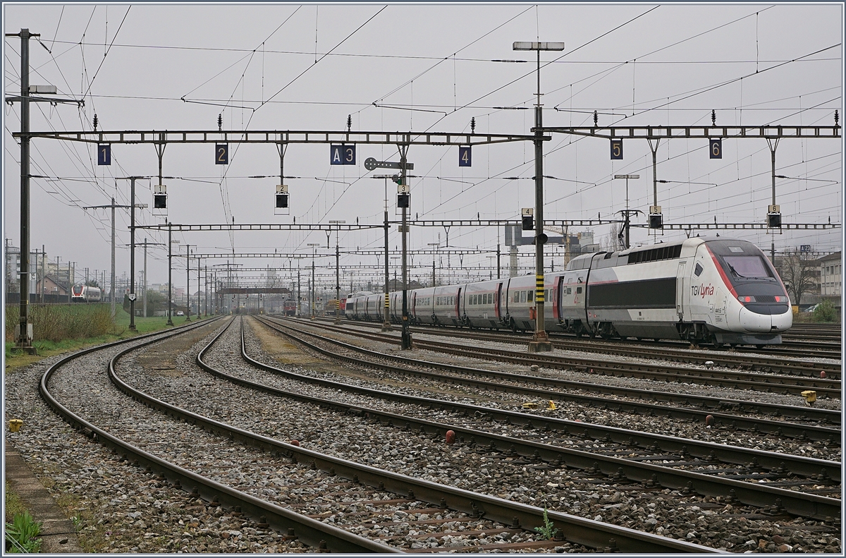 Der TGV 4415 Lyria wartet im Rangierbahnhof von Biel auf seinen nächsten Einsatz, links im Bild ist ein SBB RABe 522 auch nach Frankreich unterwegs, sein Ziel ist Meroux TGV

5. April 2019