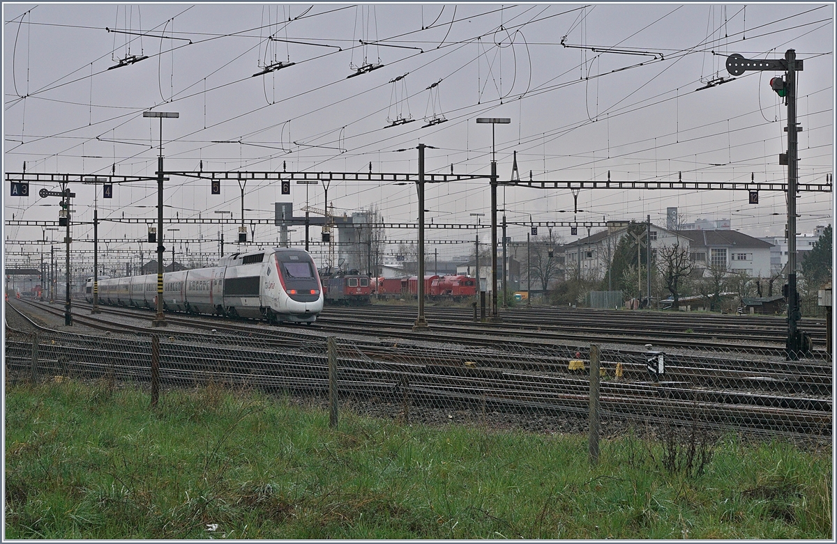 Der TGV 4415 Lyria wartet im Rangierbahnhof von Biel auf seinen nächsten Einsatz, rechts im Bild eines der Ausfahrsignale des Rangirbahnhofs.

5. April 2019