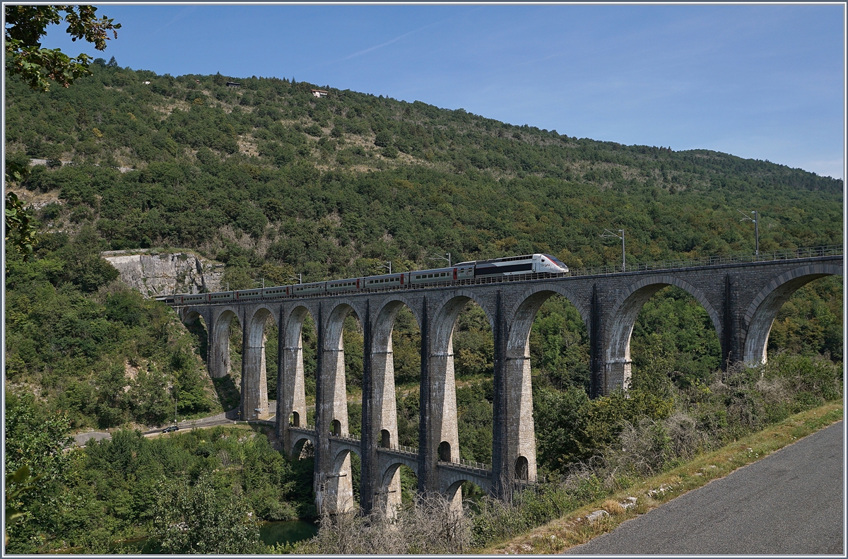 Der TGV Lyria 9765 auf dem 269 Meter langen Cize-Bolonzon Viadukt. 

17. Juli 2019