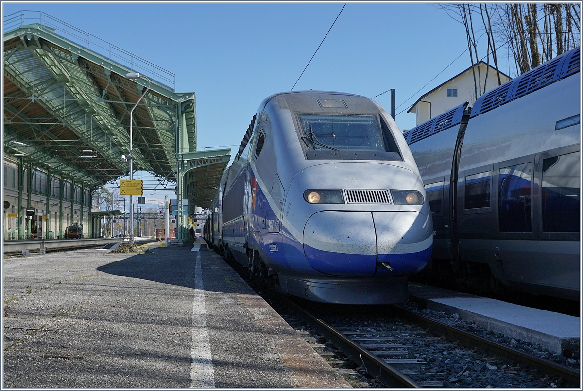 Der TGV  Paris-Alpes  6508 wartet in Evian auf die Rückfahrt nach Paris.

23. März 2019