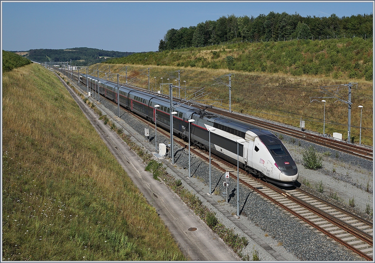Der TGV Triebzug 873 verlässt als TGV 9880 von Luxembourg nach Montpellier den Bahnhof von Belfort Montbéliard TGV. 

23. Juli 2019