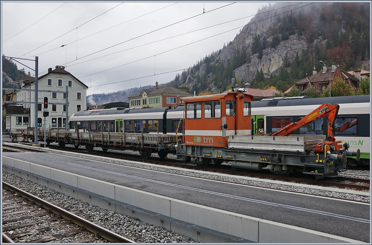Der Tm 237 312 steht in Fleurier; auf dem Bild sind alle drei in den letzten Jahren in der Abfolge verwendete Abkürzungen der Val de Travers Bahn zu sehen: auf dem Güterwagen S511 die ursprüngliche Bezeichnung RTV, auf dem Tm die lange Zeit übliche Bezeichnung trn und am Flirt im Hintergrund die nun gültige Bezeichnung transN. 

29. Okt. 2019