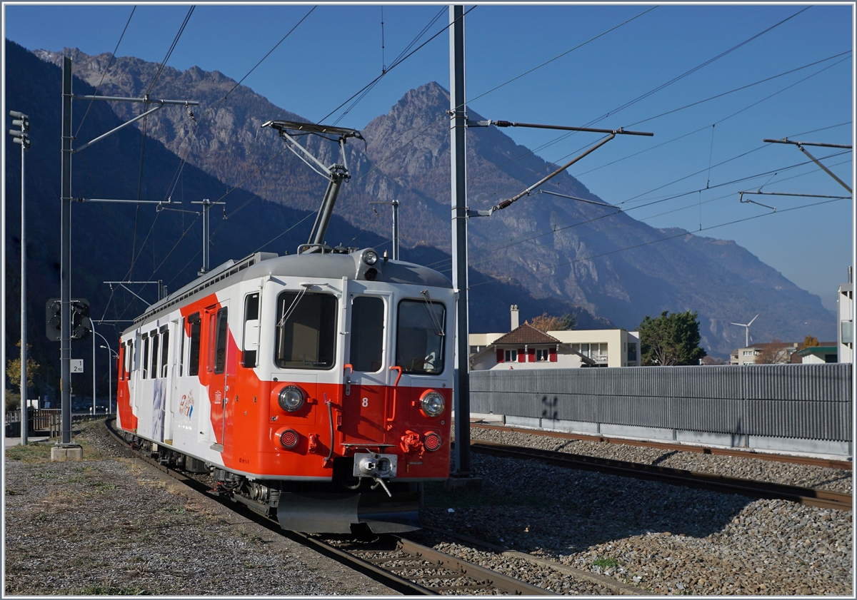 Der TMR MC BDeh 4/4 N° 8 (TSI Nr: 90 85 838 0008-5) von Martigny kommend bei der Durchfahrt an der ehemaligen Haltestelle La Bâtiaz (EH). Von der Eröffnung 1906 bis 1931 verkehrten die Züge statt auf dem direkten Weg zum SBB Bahnhof über die Stadt Martigny welche damals damit eine Trambahn hatte. 18. Nov. 2018