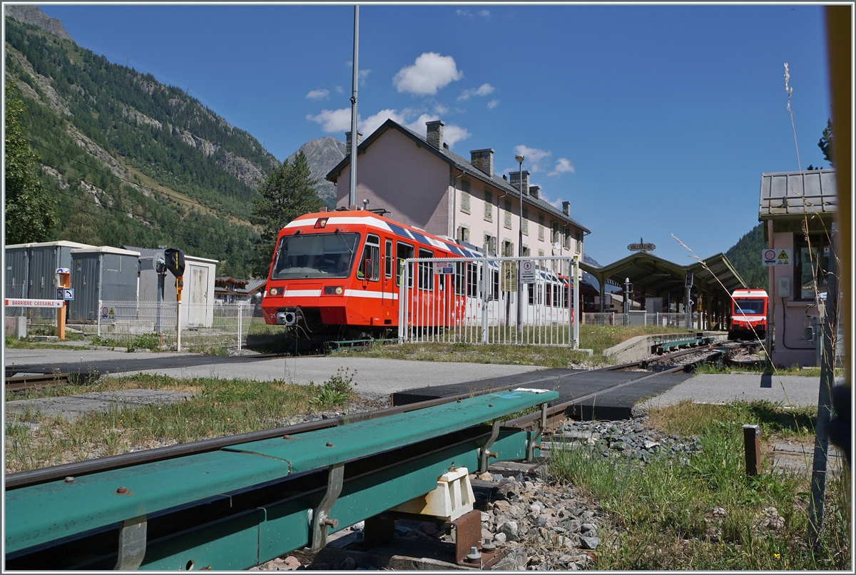 Der TMR/SNCF BDeh 4/8 21 verl�sst Vallorcine in Richtung St-Gervais-les Bains-le-Fayette, w�hrend im Hintergrund ein TMR Beh 4/8 zur Abfahrt nach Martginy bereit steht.

1. August 2022