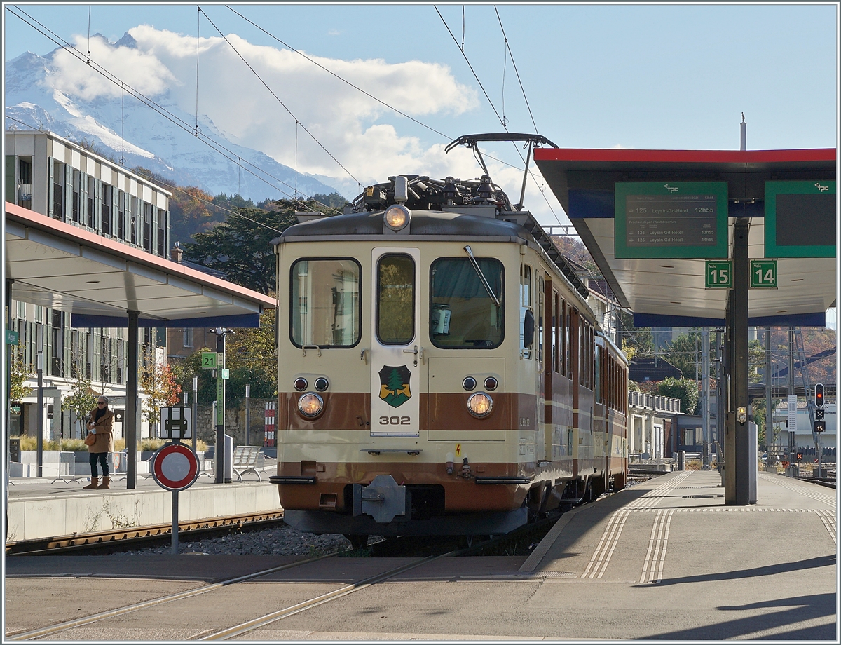 Der TPC A-L BDeh 4/4 302 und sein Bt 351 warten in Aigle auf die Abfahrt nach Leysin. 

5. Nov. 2021