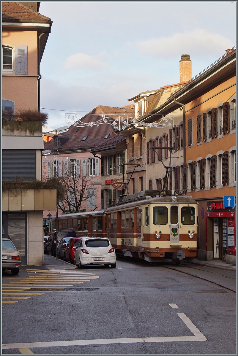Der TPC A-L Regionalzug 329 von Leysin nach Aigle, bestehend aus dem Bt 351 und dem BDeh 4/4 302, erreichen auf der Fahrt zum Bahnhof von Aigle die Altstadt von Aigle, wo es wie zu sehen ist, ziemlich eng zu geht.

5. Dezember 2021