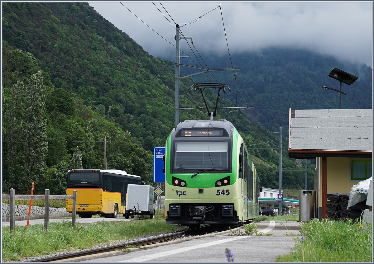 Der TPC (ASD AOMC) Beh 2/6 545 ist als Regionalzug von Aigle nach Champéry unterwegs und macht einen Halt auf Verlangen bei der kleinen Haltestelle St-Triphon-Village. 

14. Mai 2020