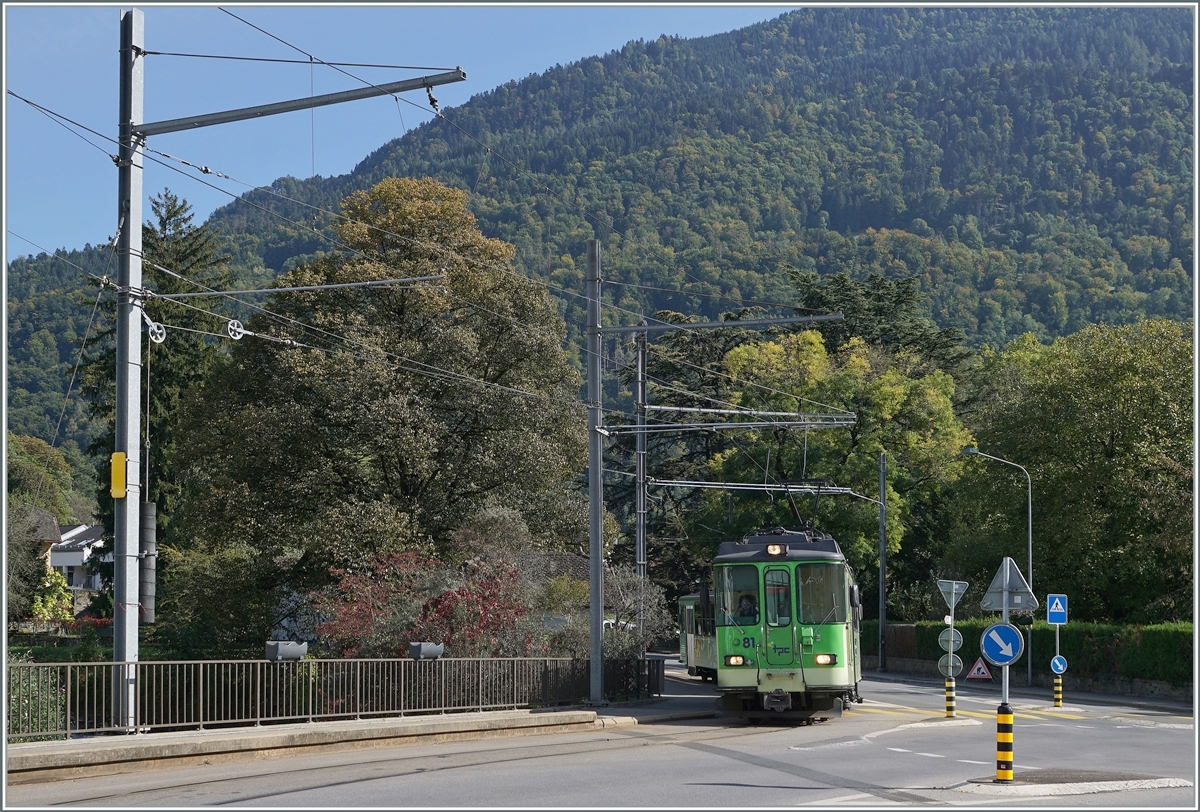 Der TPC BDeh 4/4 81 mit seinem Bt 63 erreicht in Kürze in Bex die Pont-Neuf. Nun schon wieder im Tal, ist der Regionalzug 537 schon fast an seinen Ziel in Bex (Bahnhof SBB). 

11. Oktober 2021 